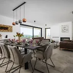De La Vie Villa
